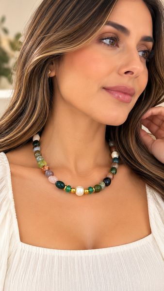 Collar de Piedras Naturales Multicolor con Perla y Detalles Dorados | Zefora