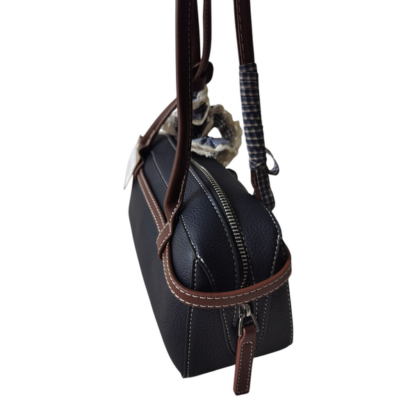 Cartera de hombro ZEFORA Alessia East-West en color negro con detalles marrones y acabado texturizado