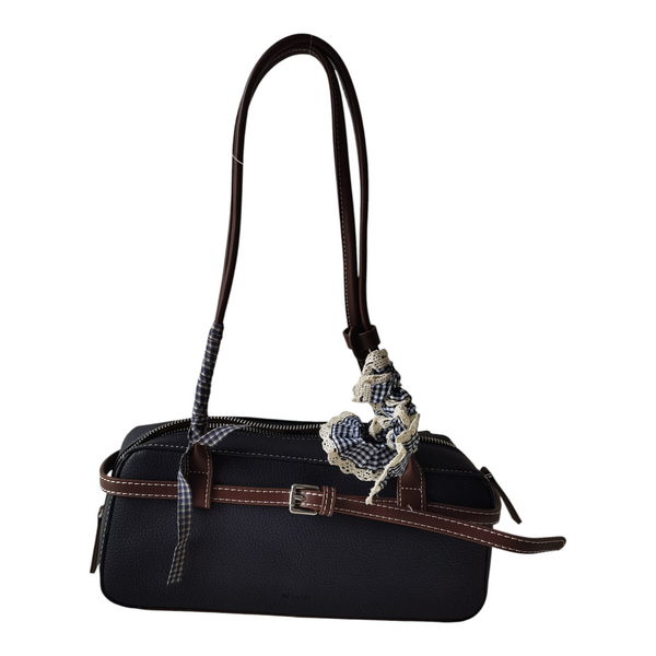 Bolso de hombro ZEFORA Alessia East-West negro con detalles marrones, correas decorativas y adorno de tela a cuadros.