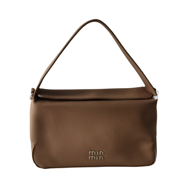 Cartera ZEFORA de color marrón con textura granulada, diseño estructurado, asa superior y cierre de solapa elegante.