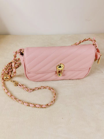 Cartera rosa detalles dorados