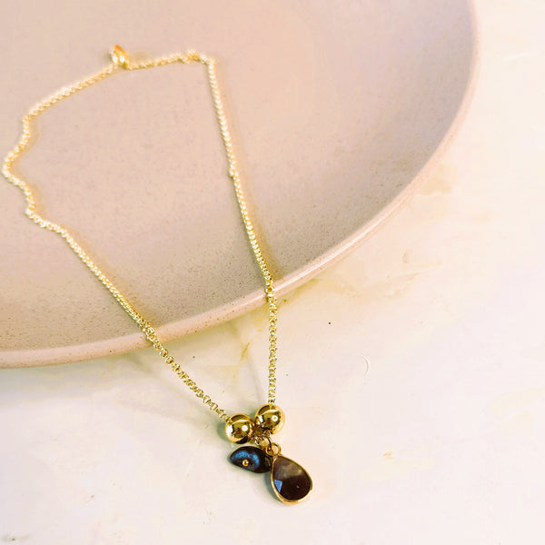 Collar de mujer con piedras naturales