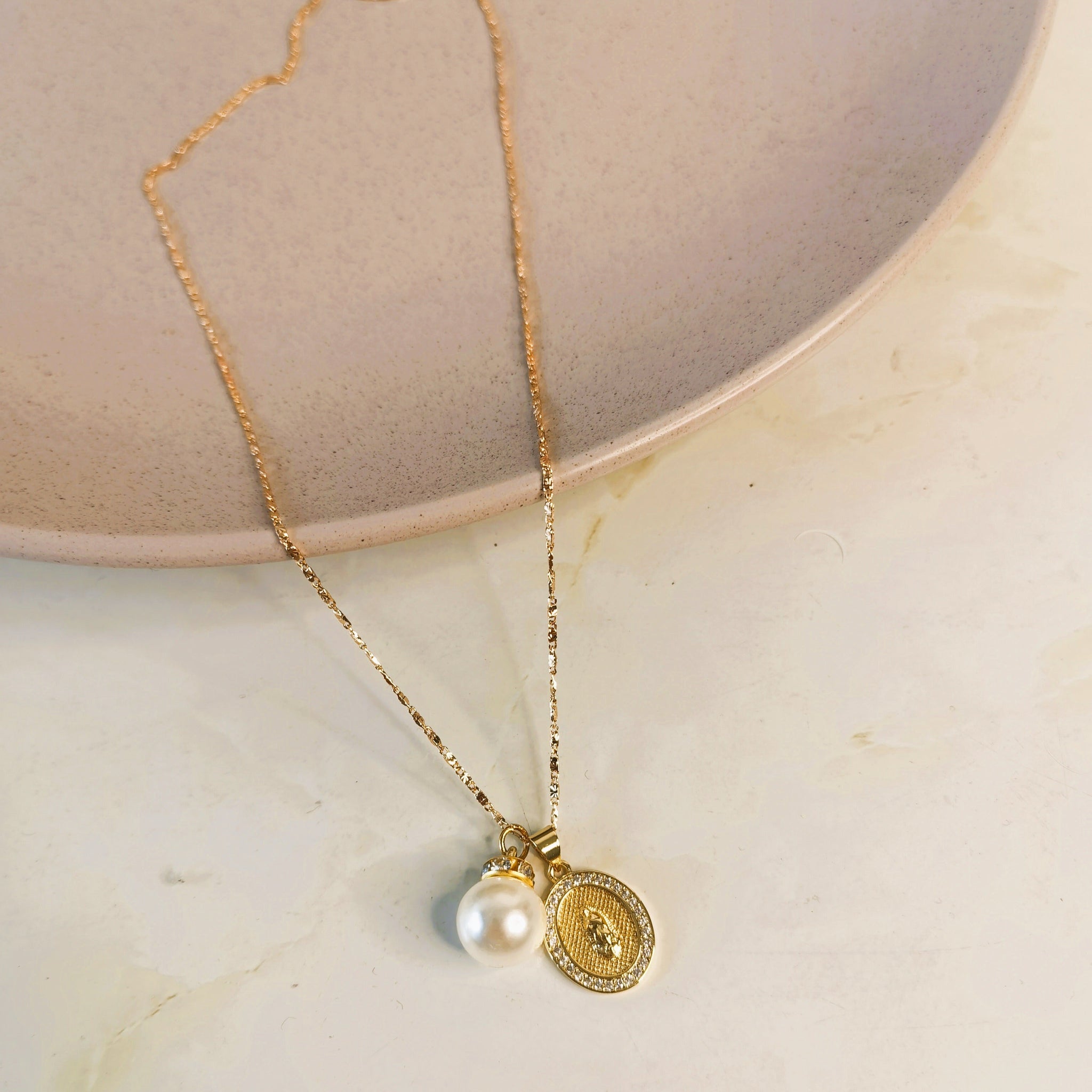 Collar de mujer Virgen Maria