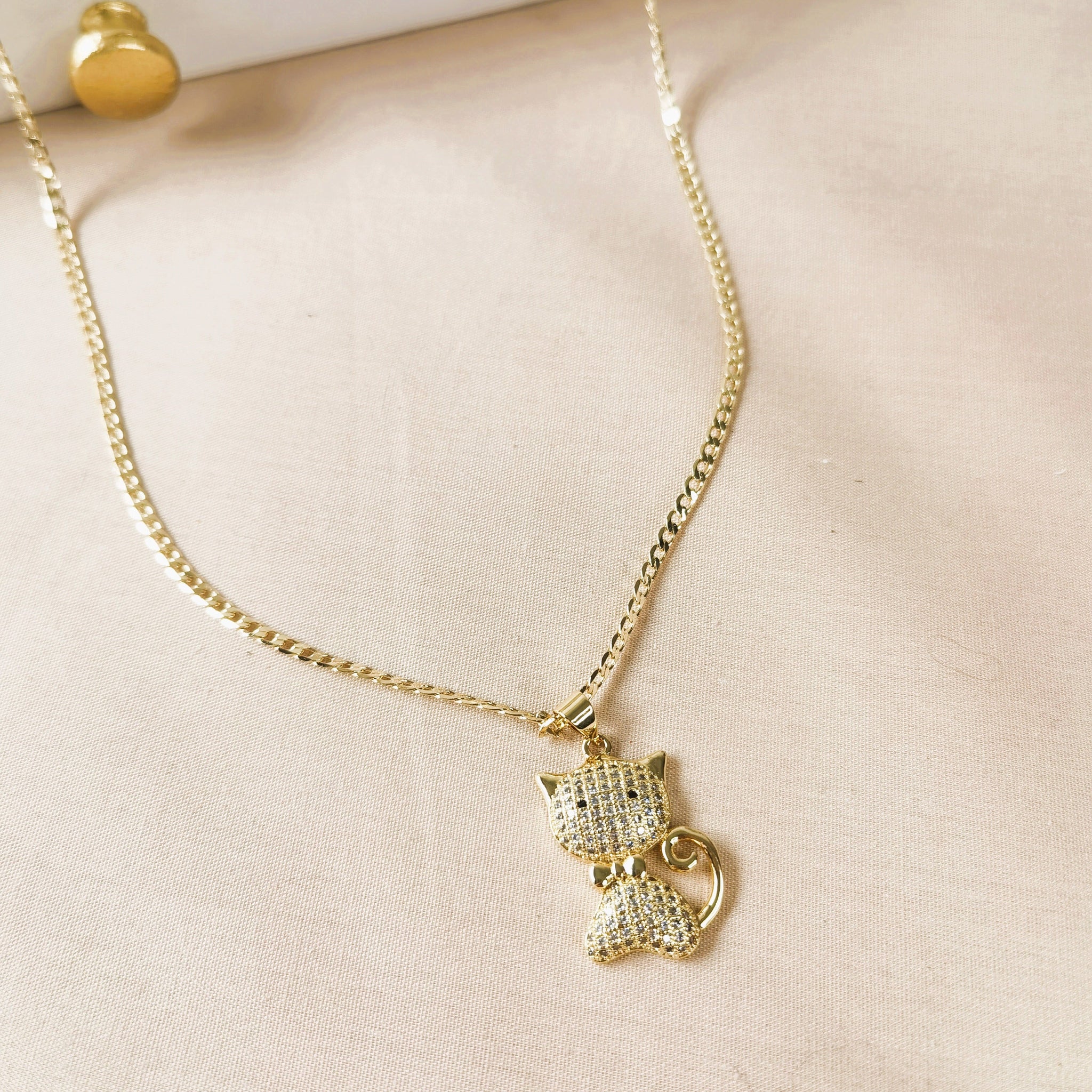 Collar de mujer gatito