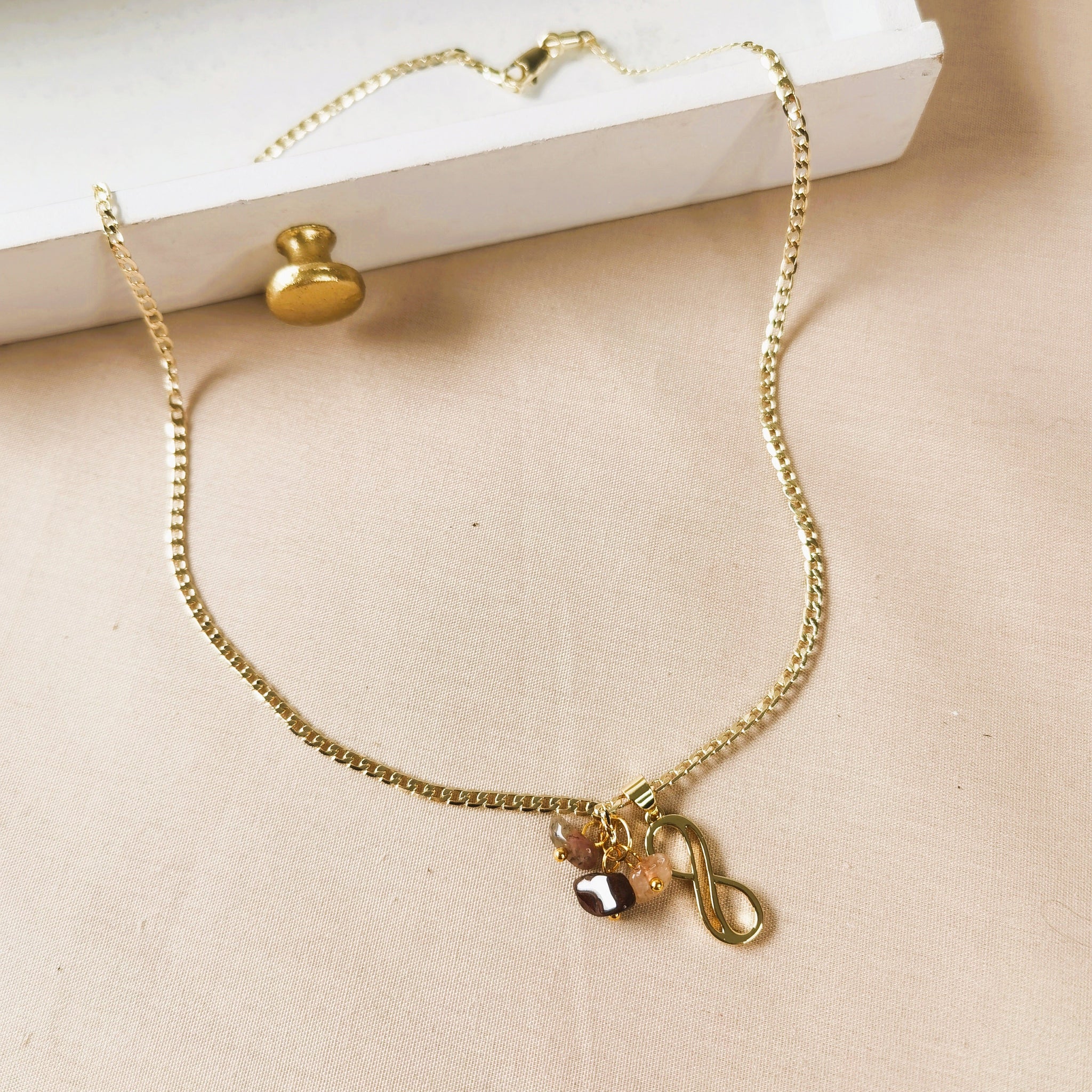 Collar de mujer infinito