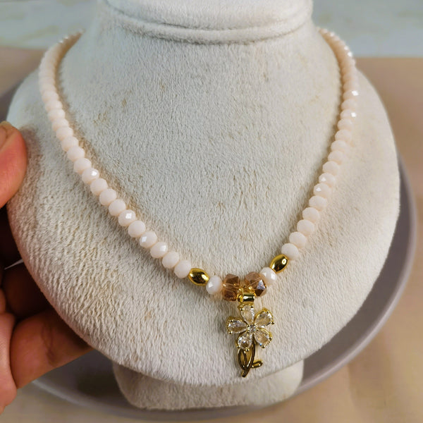Collar de mujer con piedras naturales
