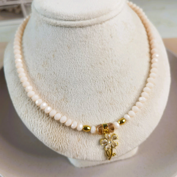 Collar de mujer con piedras naturales