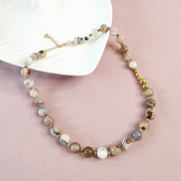 Collar de piedras naturales