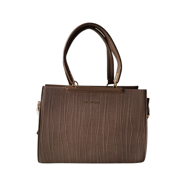 Cartera ZEFORA Milano marrón con textura de líneas verticales, asas superiores y detalles metálicos elegantes