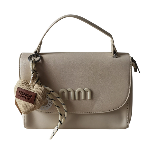 Cartera pequeña ZEFORA color crema con asa superior, solapa frontal y detalle decorativo de corazón tejido