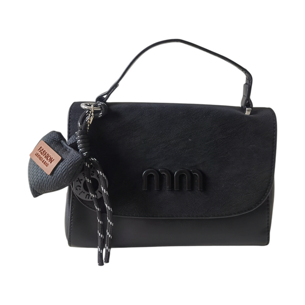 Cartera negra pequeña ZEFORA con solapa frontal, asa superior y charm decorativo en forma de corazón