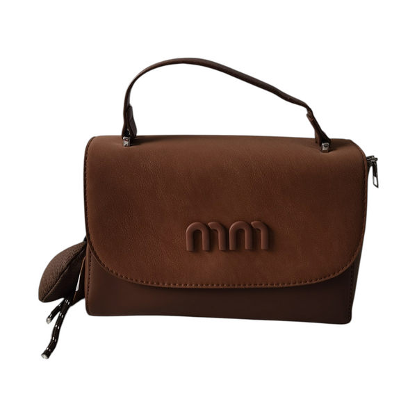 Cartera pequeña ZEFORA color camel con solapa frontal, asa superior y detalles metálicos elegantes