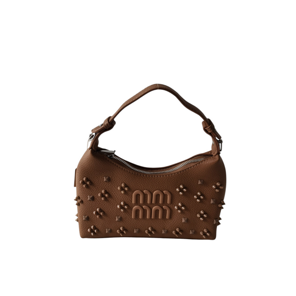 Cartera pequeña ZEFORA color camel con silueta curva, detalles en relieve y asa superior para un estilo moderno.