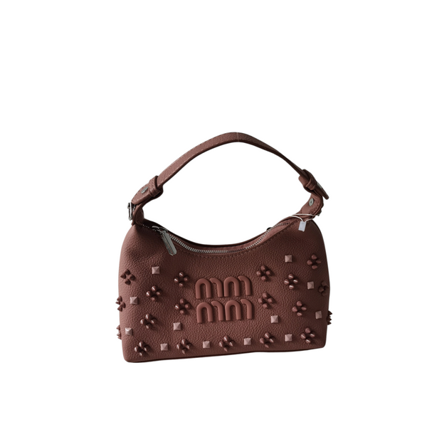 Cartera pequeña ZEFORA Bella en color rosado con silueta curva, detalles en relieve y asa superior moderna