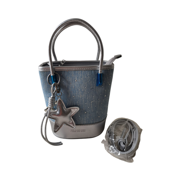 Cartera tipo bucket ZEFORA en denim azul con detalles brillantes, asas plateadas y colgante de estrella metálica.