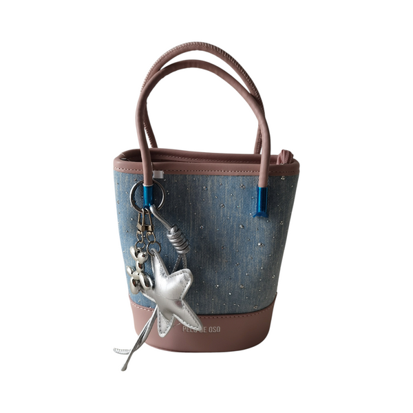Cartera tipo bucket ZEFORA con efecto denim azul, detalles brillantes, asas rosadas y colgante decorativo de estrella.