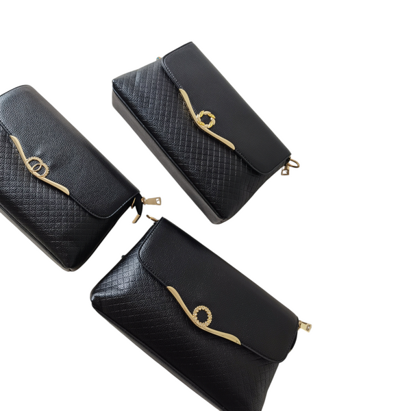 Tres carteras negras ZEFORA con solapa, textura geométrica y aplique metálico dorado sobre fondo claro