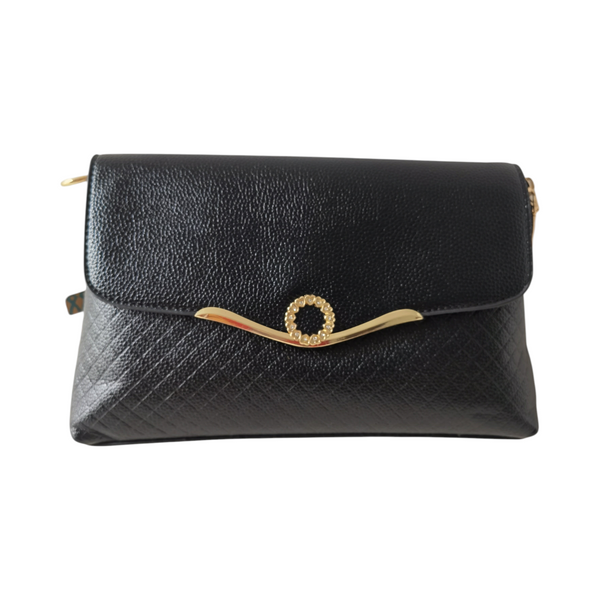 Cartera ZEFORA Valentina negra rectangular con solapa, textura geométrica y aplique metálico dorado elegante