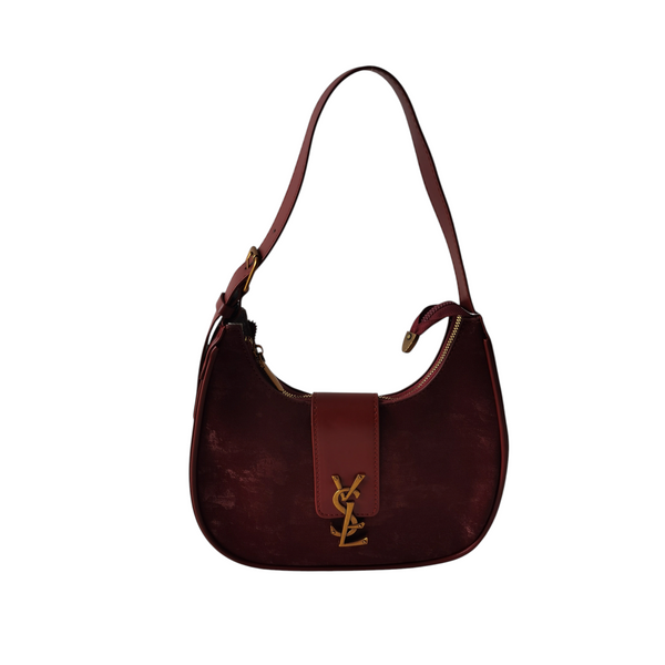 Cartera hobo ZEFORA color burdeos con silueta curva, acabado aterciopelado y detalle de aplique metálico dorado.