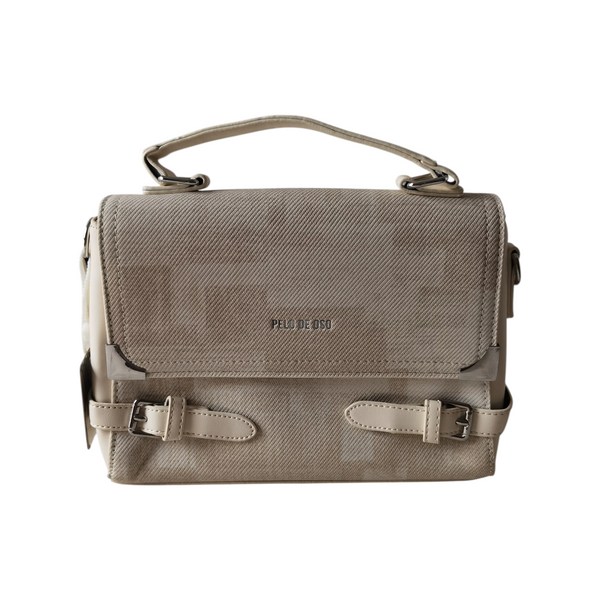 Cartera ZEFORA Roma color beige con diseño rectangular, solapa frontal, correas decorativas y asa superior elegante.