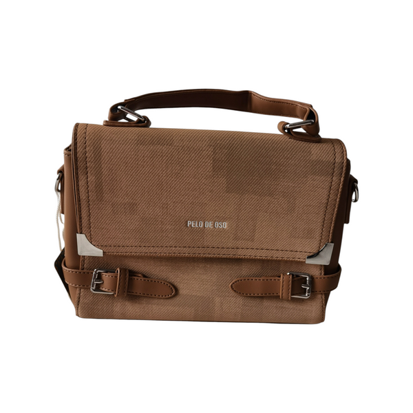 Cartera ZEFORA Roma color camel con diseño rectangular, solapa frontal, correas decorativas y detalles metálicos.