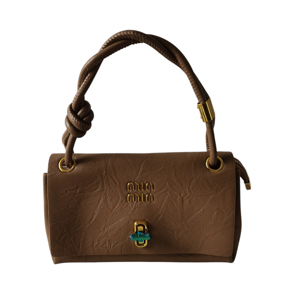 Cartera pequeña ZEFORA Amelie color camel con textura, asa superior trenzada y detalles metálicos dorados elegantes.