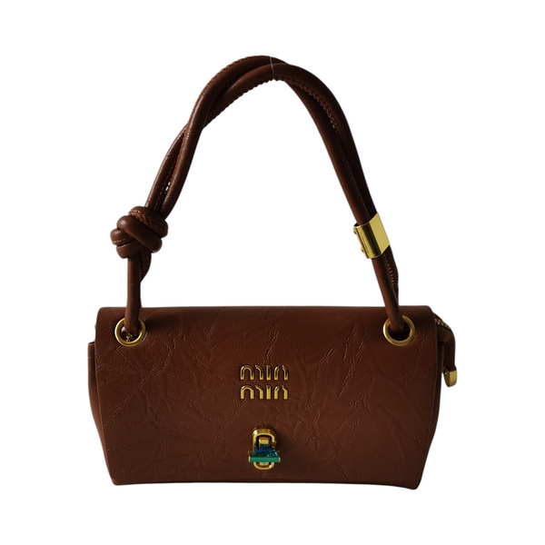 Cartera pequeña ZEFORA color marrón con textura, asa superior con nudo y detalles metálicos dorados elegantes.