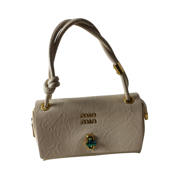 Cartera pequeña ZEFORA Amelie color crema con textura arrugada, asas superiores y detalles metálicos dorados.