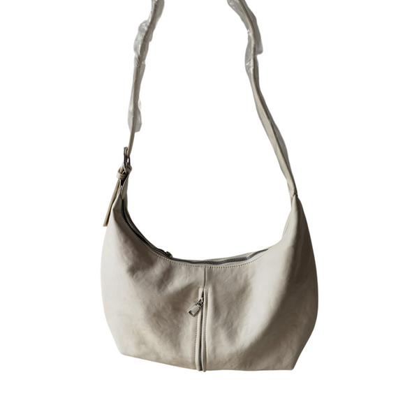 Cartera hobo ZEFORA color beige con silueta curva, asa de hombro y cierre metálico frontal en diseño moderno