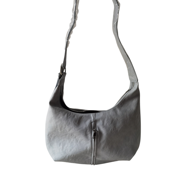 Cartera hobo ZEFORA grande en color gris con silueta curva, acabado suave y cierre metálico frontal decorativo
