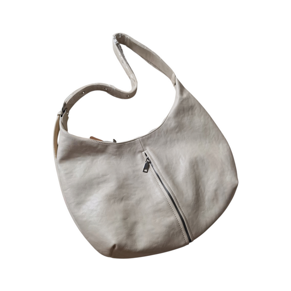 Cartera hobo ZEFORA color beige con silueta curva, acabado suave, asa de hombro y bolsillo frontal con cierre metálico.