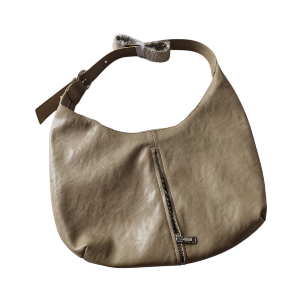 Cartera hobo ZEFORA color beige con silueta curva, acabado brillante, asa de hombro y bolsillo frontal con cierre.