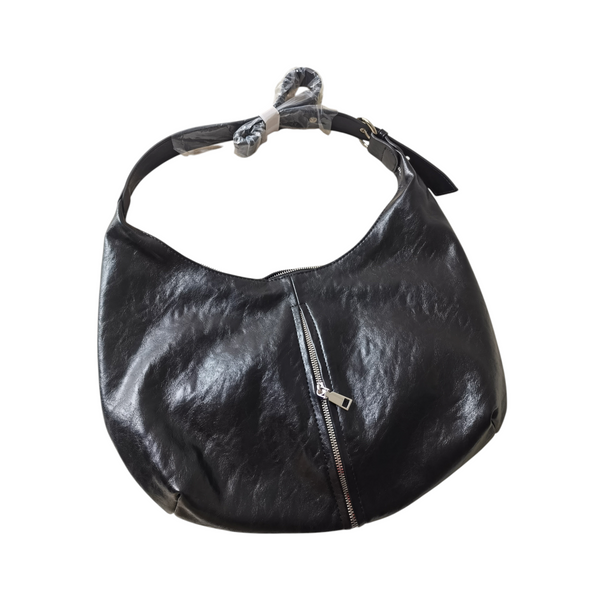 Cartera hobo ZEFORA negra de diseño curvo con acabado brillante, asa de hombro y bolsillo frontal con cierre metálico.