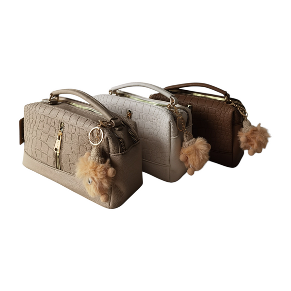 Tres carteras ZEFORA Camila en tonos beige, crema y marrón con textura tipo cocodrilo y llavero de osito de peluche.