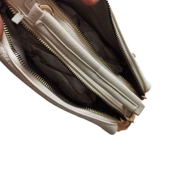 Cartera ZEFORA Camila color crema con acabado texturizado, doble compartimento con cremallera y detalles metálicos