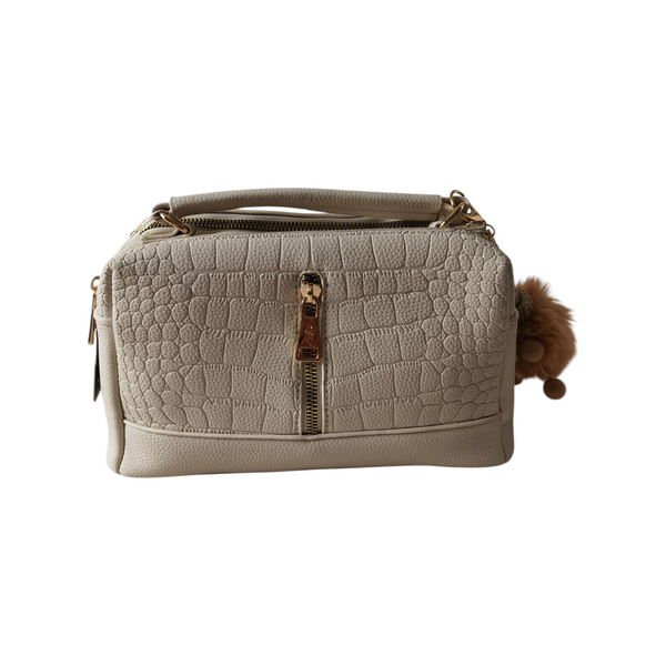 Cartera ZEFORA Camila color crema con textura tipo cocodrilo, herrajes dorados y un adorable llavero de osito.