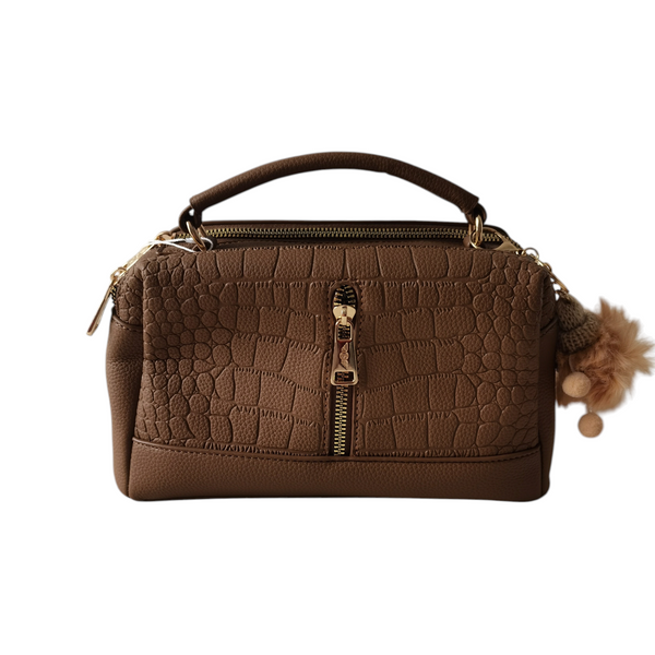 Cartera ZEFORA Camila marrón con textura de cocodrilo, asa superior, cremallera central y llavero de osito decorativo.