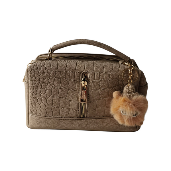 Cartera ZEFORA Camila color beige con textura tipo cocodrilo, asas superiores, cremallera central y llavero de osito.