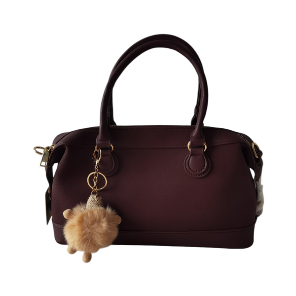 Cartera ZEFORA estilo bowling color vino con llavero de osito peludo y detalles metálicos dorados