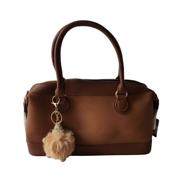 Cartera ZEFORA Antonella color camel estilo bowling con asas redondeadas y llavero de osito decorativo