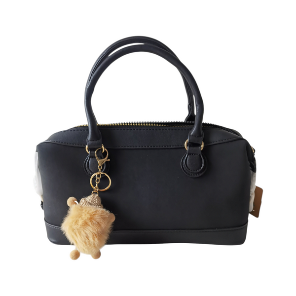 Cartera negra ZEFORA estilo bowling con asas redondeadas, detalles dorados y un tierno llavero de osito de peluche.