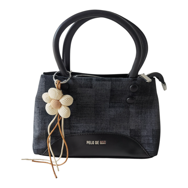 Cartera ZEFORA Isabella negra de diseño estructurado con asas redondeadas, acabado texturizado y colgante de flor.