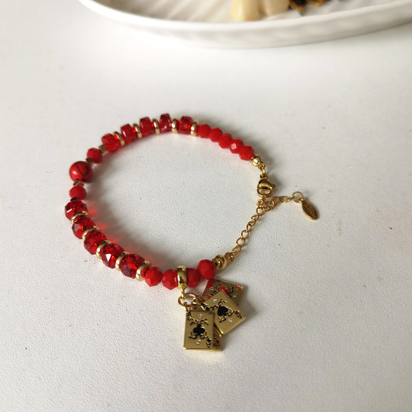 Descubre la pulsera Scarlet con cuentas rojas facetadas, detalles dorados y dije de estrella. Un accesorio femenino y moderno de Zefora Accesorios.