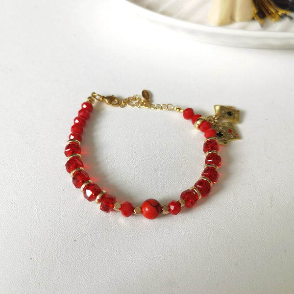 Descubre la pulsera Scarlet con cuentas rojas facetadas, detalles dorados y dije de estrella. Un accesorio femenino y moderno de Zefora Accesorios.