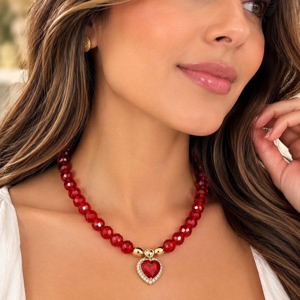 Collar de cristales rojos facetados con dije de corazón y circones brillantes. Diseño elegante y romántico. Descúbrelo en Zefora Accesorios.