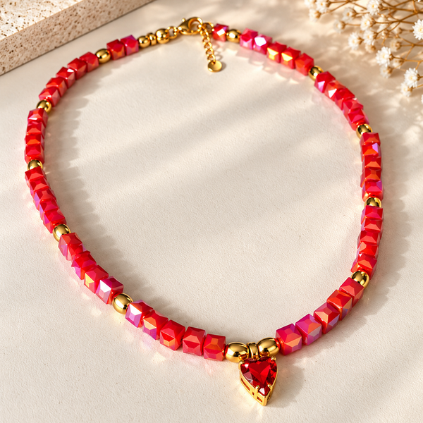 Collar artesanal de cristales rojos facetados con dije de corazón y detalles dorados. Un accesorio romántico, moderno y elegante. Compra en Zefora Accesorios.