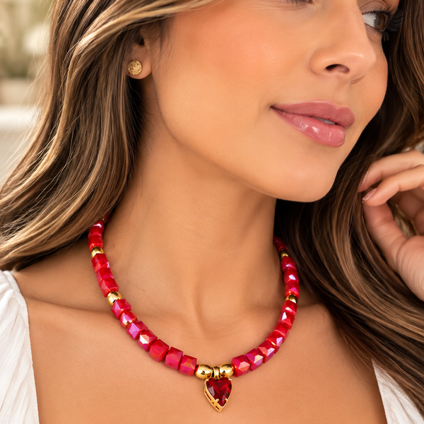 Collar artesanal de cristales rojos facetados con dije de corazón y detalles dorados. Un accesorio romántico, moderno y elegante. Compra en Zefora Accesorios.