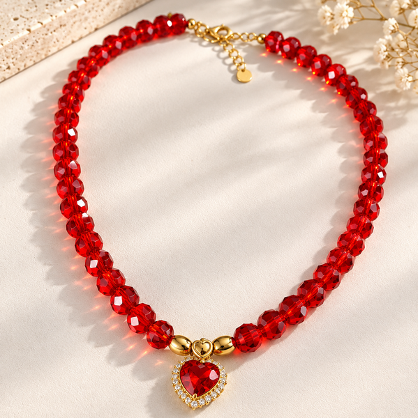 Collar de cristales rojos facetados con dije de corazón y circones brillantes. Diseño elegante y romántico. Descúbrelo en Zefora Accesorios.