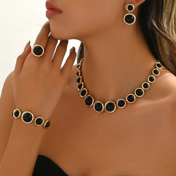 Collar, aretes y pulsera de mujer
