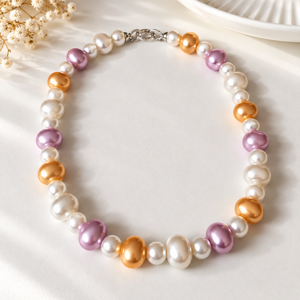Descubre nuestro collar de perlas multicolor en tonos rosa, blanco y dorado champagne. Un diseño femenino, moderno y elegante para cualquier ocasión.